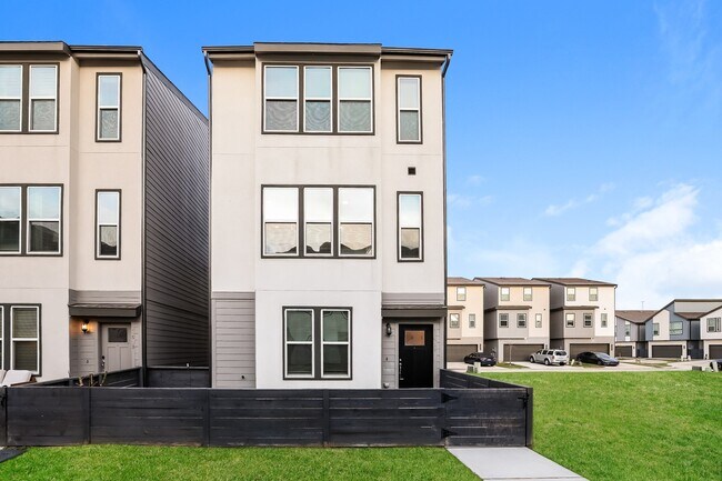 Building Photo - 18519 Centro Row