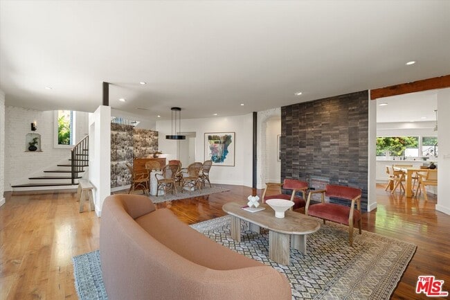 Building Photo - 2700 Glendower Ave