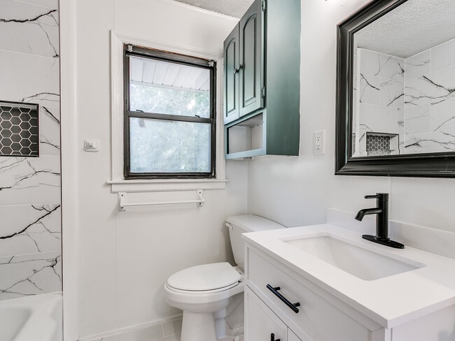 Building Photo - 2921 NE 17th Ave