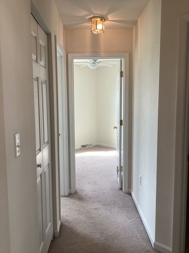 Building Photo - Bright 3 Bedroom, 2.5 Bath Townhome in Spring Grove Schools!!