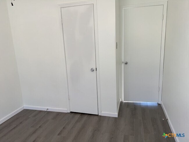 Building Photo - 2503 Armadillo Dr