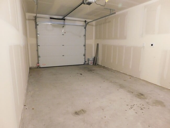 Building Photo - Newer Construction close to Community Hospital