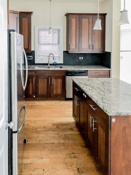 Building Photo - 2328 N Greenview Ave