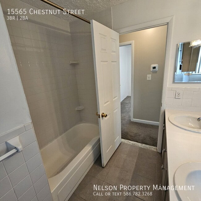 Building Photo - 15565 Chestnut St