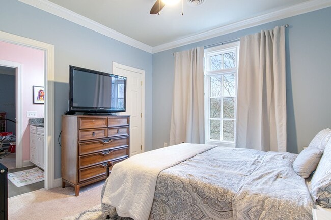 Building Photo - Rent Special! See Description! Spacious Ho...