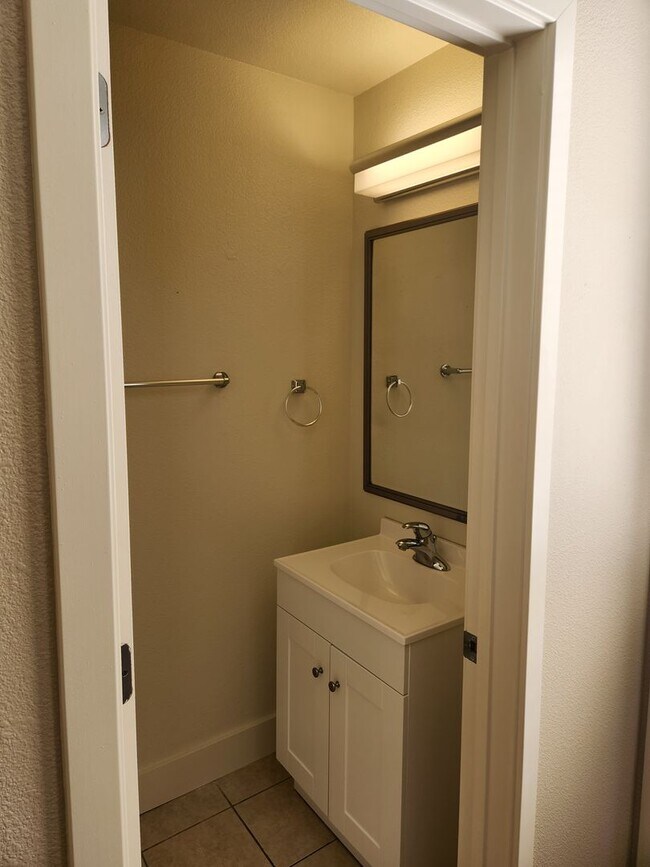 Building Photo - Bright & Sunny City Center townhouse style condo Great location, Nice 2 bedroom 2.5 bathroom