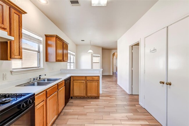 Building Photo - 2808 Southampton Way