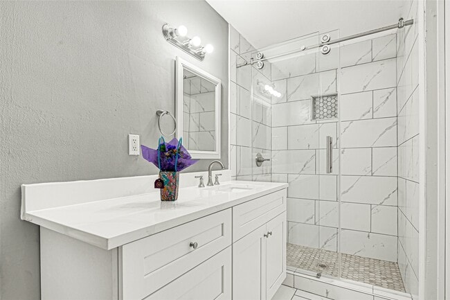 Building Photo - 5518 Sweetbriar St