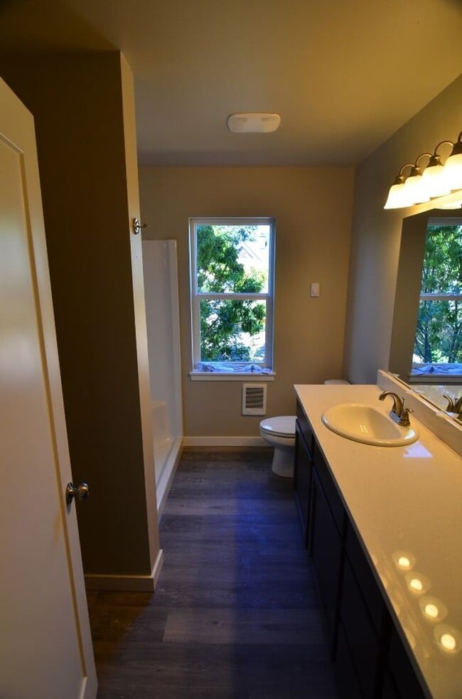 Building Photo - 5 Bedroom, 2.5 Baths Home for Rent, Available in September