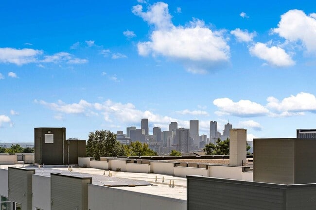 Building Photo - City View Haven: Modern 2-Bed Townhome in ...