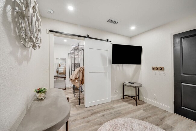 Building Photo - 415 N Shore Dr