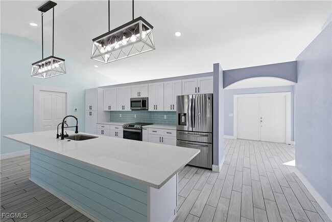 Building Photo - 1134 NE 4th Pl