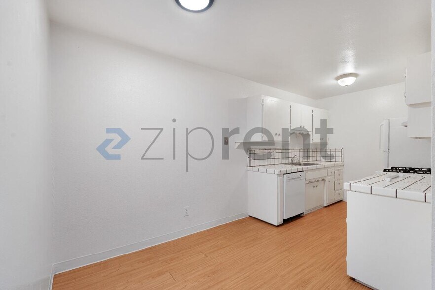 Building Photo - 4561 Ashcroft Ave