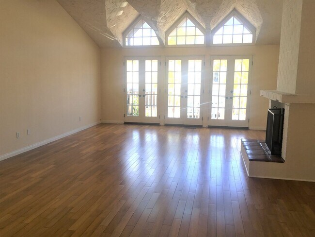Building Photo - Golden Hills 3 Bdrm Home!