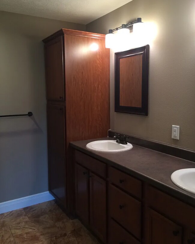 Building Photo - Fully Fenced 4 Bedroom Home - Pearson Park/Strafford MO $500 Move In Credit