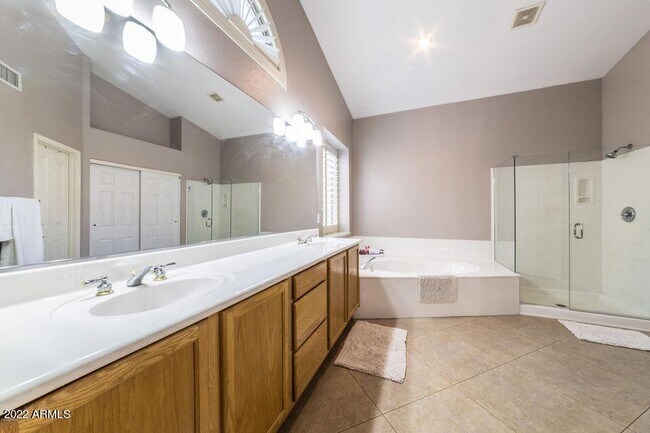 Building Photo - 13352 W Alvarado Dr