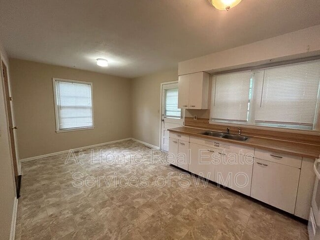 Building Photo - 306 W Lindberg St