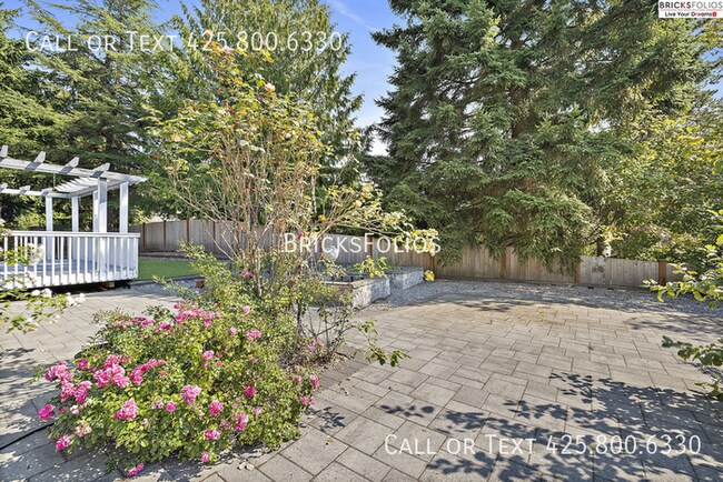 Building Photo - Luxurious 5-bedroom home in Sammamish with...