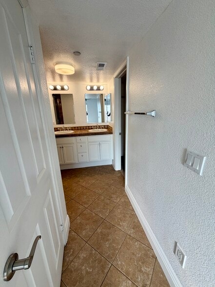 Primary room bathroom entrance - 4942 Haight Trl