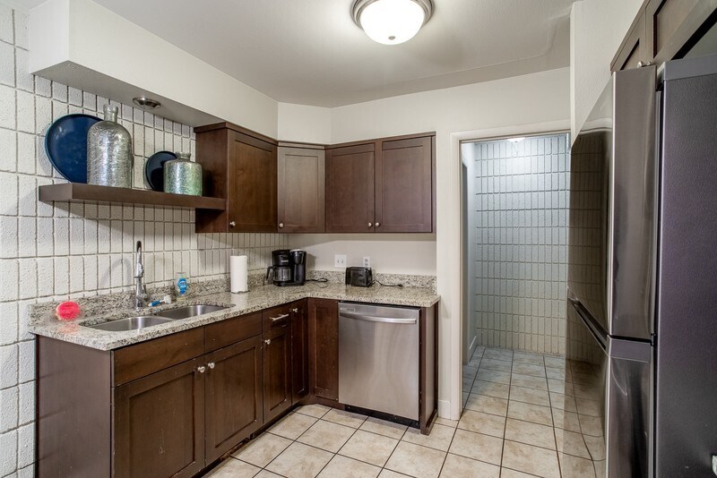 Building Photo - 781 N Valley View Dr