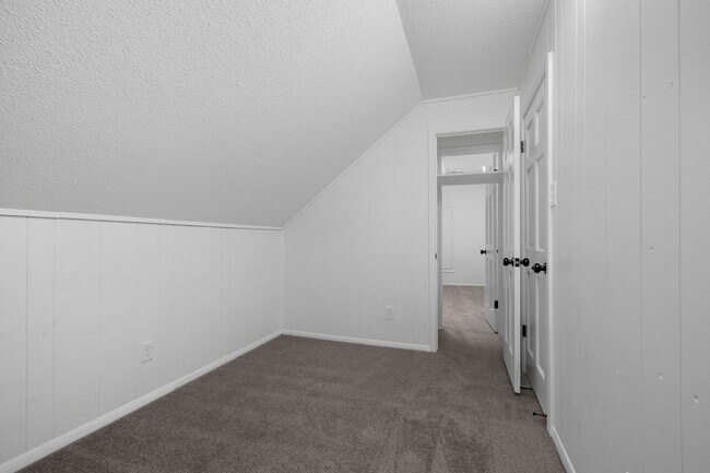 Building Photo - 5 bedroom 3 bath in Covington recently renovated just off the town square