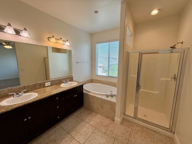 Building Photo - Beautiful Spacious 5 Bedroom Home located ...