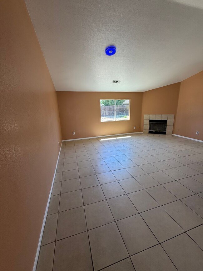 Building Photo - Available Now! Move-In Ready