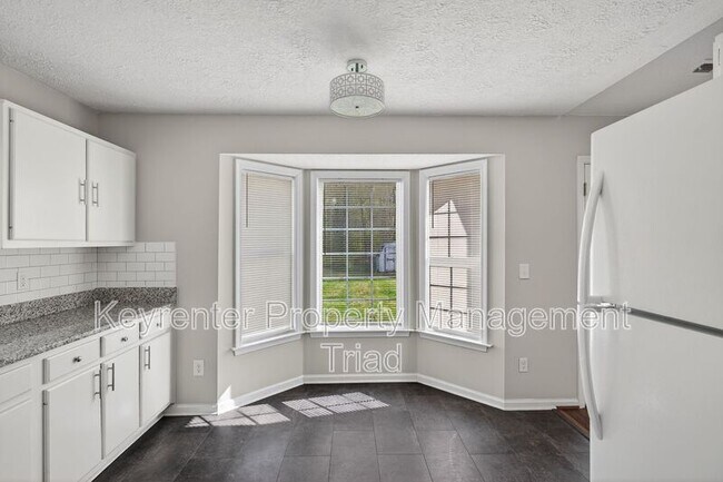 Building Photo - 701 Ashcroft Rd