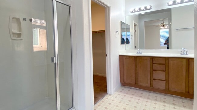 Building Photo - Great single story home 4 beds 3 baths in ...