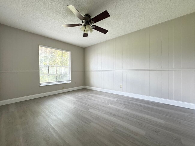 Building Photo - Gorgeous 4 BR country estate home with pool on 3 Acres