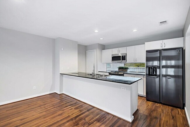 Building Photo - 2605 Calumet St