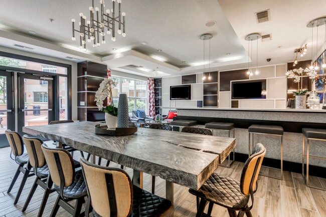 Building Photo - 200 S Peyton St