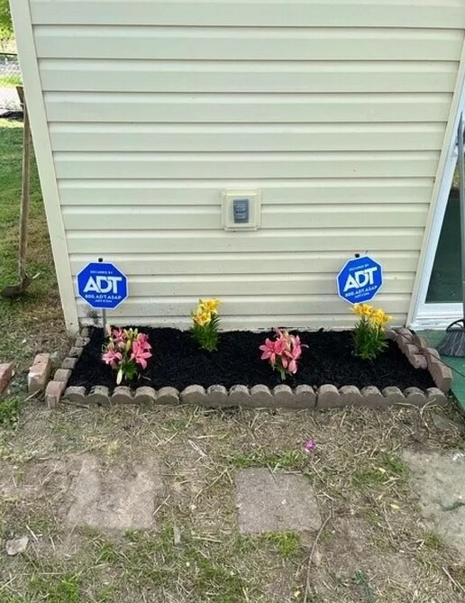 Building Photo - 288 S Walnut St