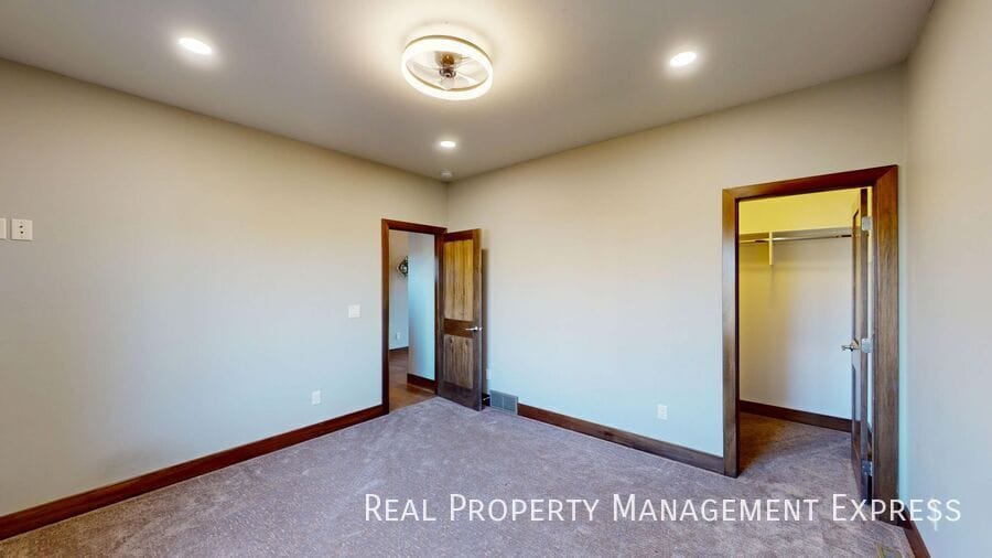 Building Photo - Beautiful 7 Bedroom 4 Bath Residence with ...