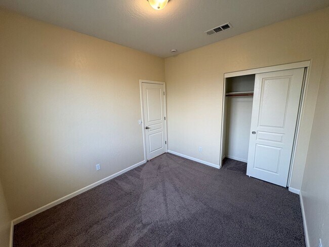 Building Photo - SE Visalia home Available Now!