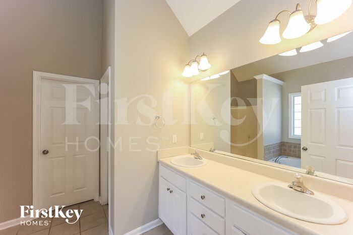 Building Photo - 333 Westhill Dr