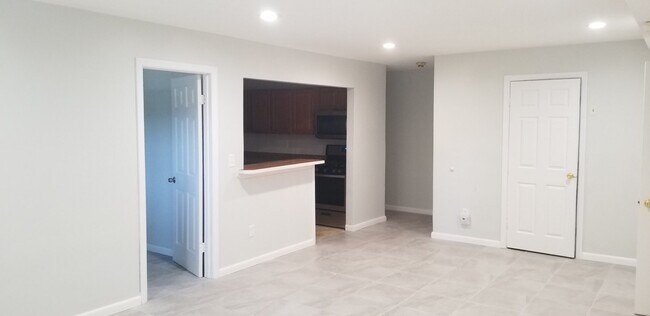 Building Photo - 307 College Dr