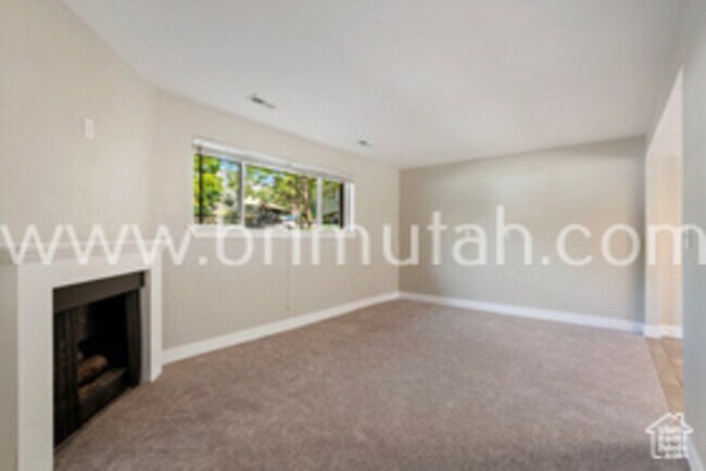Building Photo - 2572 E Canterbury Ln