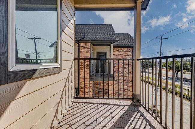 Building Photo - 4677 Bellfort Ave