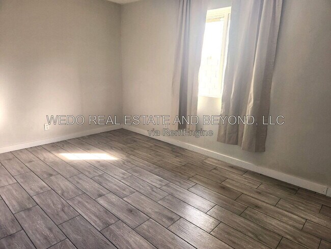 Building Photo - 5112 N 28th Dr
