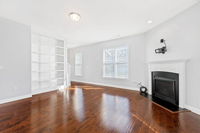 Building Photo - Bright & Spacious End-Unit Townhome in Flo...