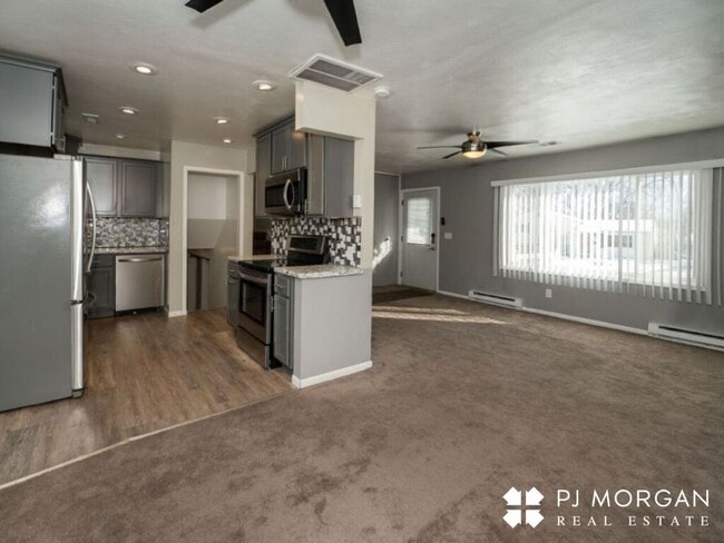 Building Photo - 3 bedroom, 1.5 bath House For Lease - open...