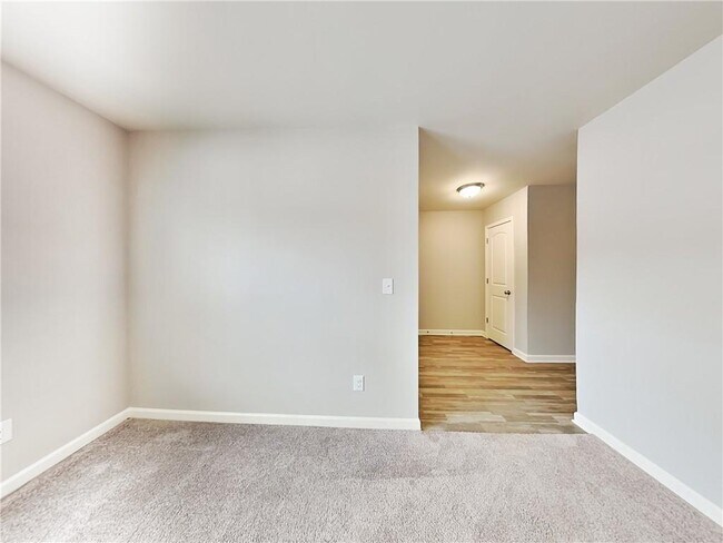 Building Photo - 2565 Piering Dr
