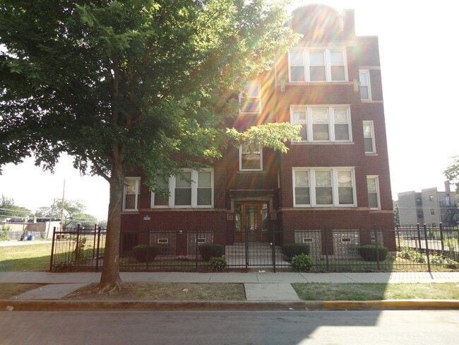 Building Photo - 4725 S Vincennes Ave