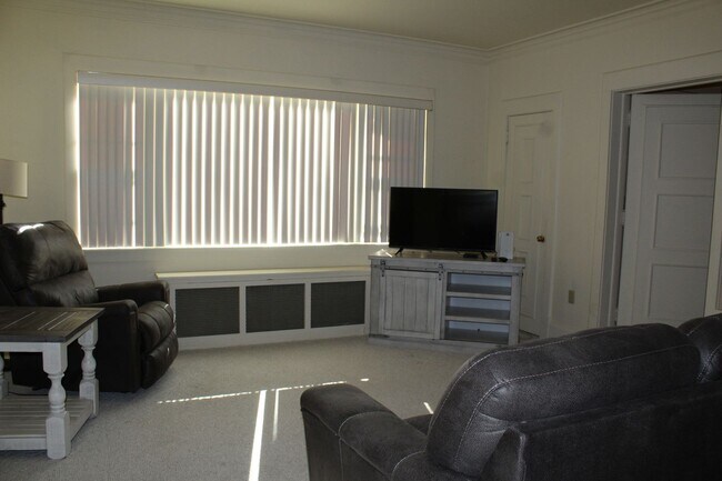 Building Photo - Fully Furnished!