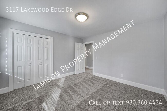 Building Photo - 3117 Lakewood Edge Dr