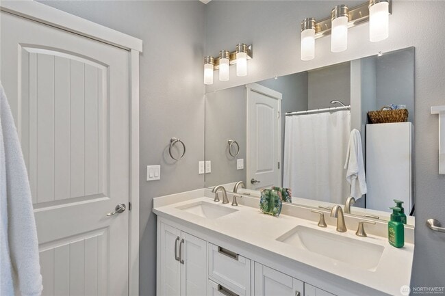 Building Photo - Like-New 3 bed 2 bath w/ Garage