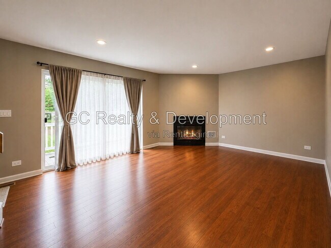 Building Photo - 527 Verde Dr
