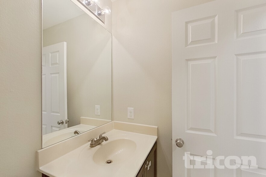 Building Photo - 1704 Abby Creek Dr