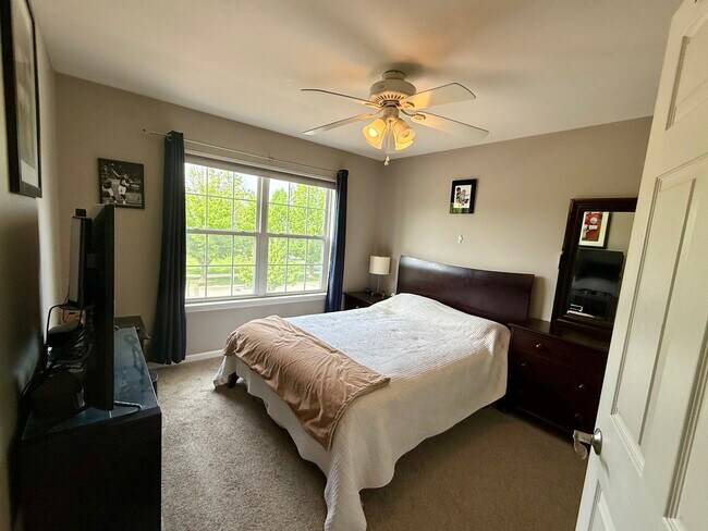 Building Photo - 2427 Golf Ridge Cir